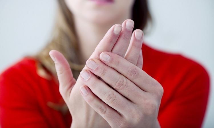 EL VE AYAKLARDAKİ MORARMA VE KIZARIKLIKLAR RAYNAUD SENDROMUNUN HABERCİSİ OLABİLİR