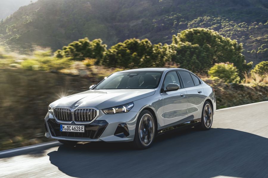 HEM ELEKTRİKLİ HEM DE İÇTEN YANMALI MOTOR SEÇENEKLERİNE SAHİP YENİ BMW 5 SERİSİ SEDAN İÇİN GERİ SAYIM BAŞLADI