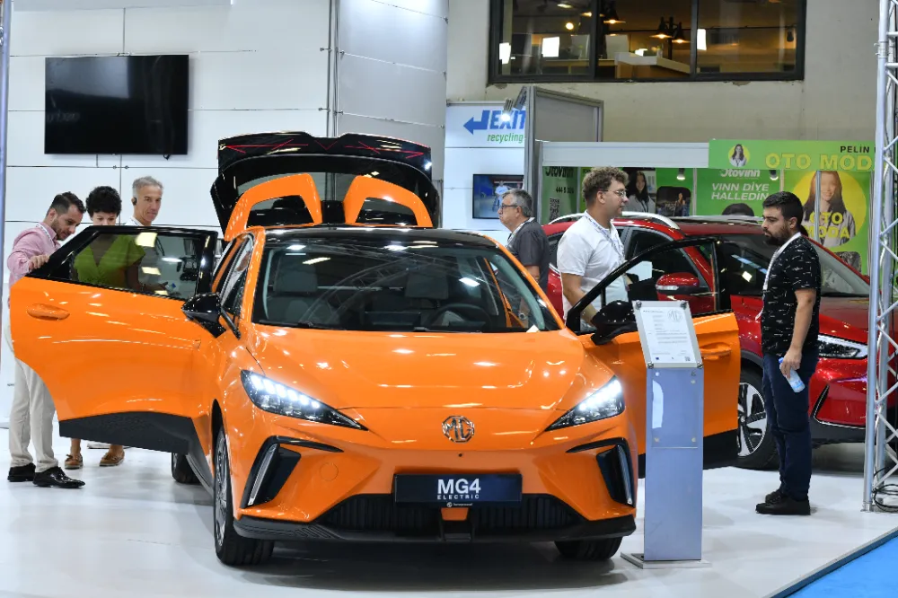  OTOMOTİV FUARLARININ ÖZLEMİNİ ÇEKEN ARABA MERAKLILARI FUARA AKIN ETTİ