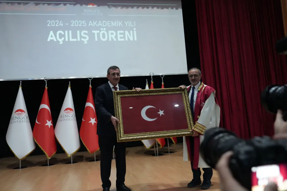 REKTÖR ÇELİK’ “YOL GÖSTEREN IŞIĞA DEĞİL, ONU GÖSTEREN PARMAĞA TAKILIP KALMAK BİZİ ASLA İLERİYE GÖTÜRMEZ”