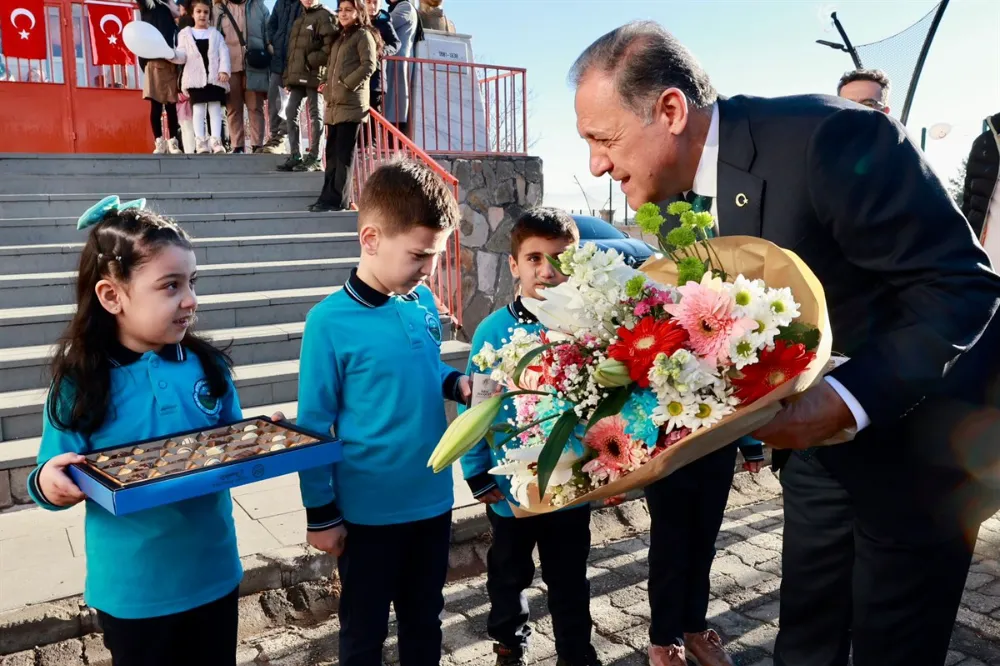 VALİ USTA, ÖĞRENCİLERİN KARNE SEVİNCİNE ORTAK OLDU